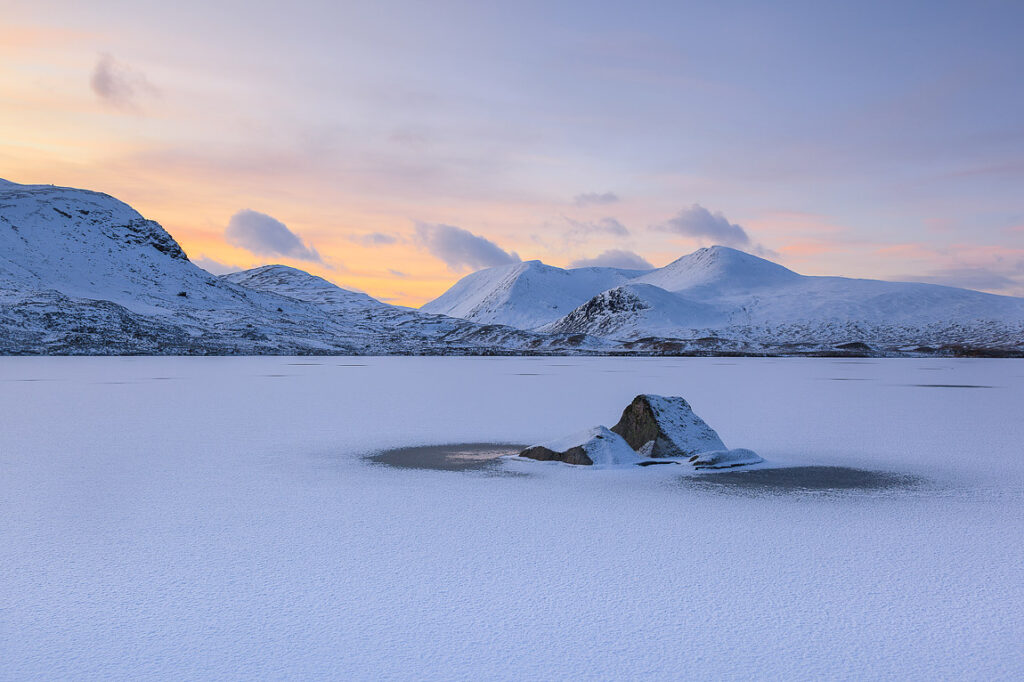 Frozen loch na h achlaise, rannoch moor, scotland